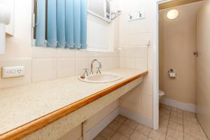 林肯港Blue Seas Motel的一间带水槽和镜子的浴室