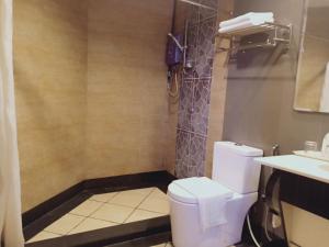 拿笃Fajar Hotel的浴室配有卫生间、盥洗盆和淋浴。
