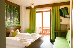 梅拉诺Guesthouse Pension Grafenstein的酒店客房设有两张床和一个阳台。
