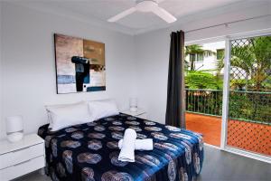 黄金海岸格兰德海佛罗里达滨海度假村的一间卧室设有一张床和一个阳台