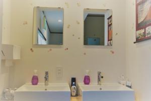 富士吉田市富士山哈娜旅馆的浴室设有2个水槽和2面镜子