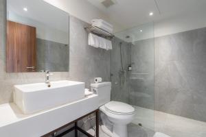 曼谷True Siam Phayathai Hotel的浴室配有卫生间、盥洗盆和淋浴。