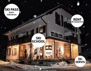 博维茨Apartments and Rooms Skok的雪中房屋,有解剖学、物理、物理、物理