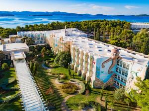 希贝尼克Amadria Park Kids Hotel Andrija的享有带游泳池的建筑的空中景致