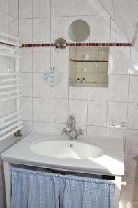 BokelrehmFerienwohnung Lahann的白色的浴室设有水槽和镜子