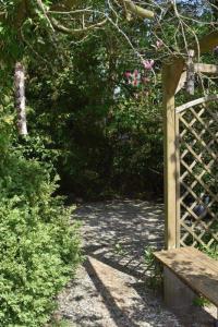 BokelrehmFerienwohnung Lahann的花园内木凳,设有围栏