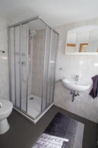 萨斯尼茨Ferienhaus Rudolph的带淋浴、盥洗盆和卫生间的浴室