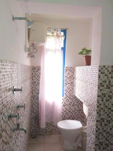RongliAshraya Boutique Homestay的一间带卫生间和窗户的浴室