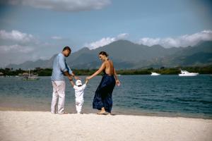班尤温当曼加冈王朝度假酒店的海滩上的女人,男人和孩子