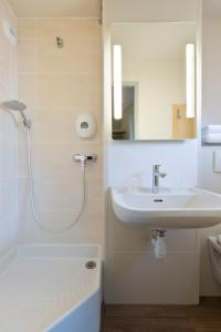 勒芒B&B HOTEL le Mans Centre的白色的浴室设有水槽和淋浴。