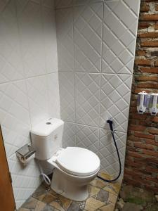 沙璜贝利佩里斯民宿的一间位于客房内的白色卫生间的浴室