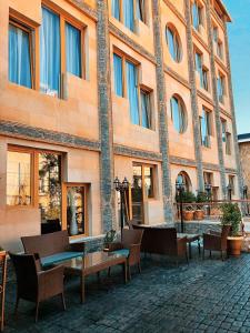 巴库Bayil Breeze Hotel & Restaurant的前面设有桌椅的建筑