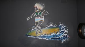 德班Soul House的一张画,画一个在冲浪板上挥舞的女人