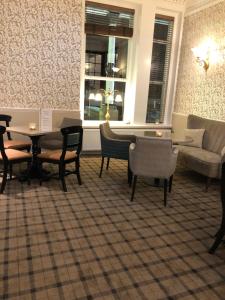莫克姆克拉兰敦酒店的客厅配有沙发和桌椅