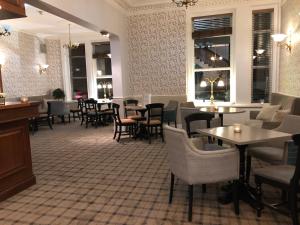 莫克姆克拉兰敦酒店的餐厅设有桌椅和窗户。