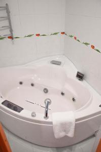 伊万诺-弗兰科夫斯克雷根达酒店的一间带毛巾和浴缸的浴室