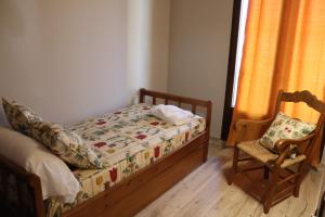 坎塔维耶哈Casa Rural Tarayuela的一间小卧室,配有一张床和一把椅子