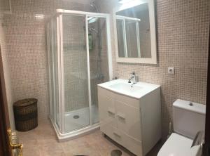 莱昂Apartamento céntrico en León的带淋浴、盥洗盆和卫生间的浴室