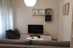 圣地亚哥－德孔波斯特拉Alojamiento ideal en Santiago的带沙发和电视的客厅