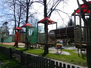 韦巴Ośrodek Wczasowo - Kolonijny Słoneczko的公园里一个带滑梯的游乐场