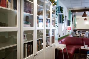 巴埃萨阿兹奈汀旅馆的书架上藏有红色沙发的图书馆