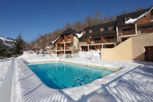 卢登维耶尔拉索兰尼米亚酒店的一座建筑物前的积雪覆盖的游泳池