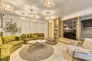 基普塞利阿卡迪亚酒店的客厅配有沙发和桌子