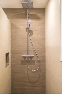 希帕赫Apart Sporer的浴室内配有淋浴和头顶淋浴