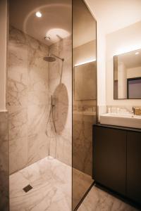安特卫普Charlie's Bed & Breakfast的带淋浴和盥洗盆的浴室