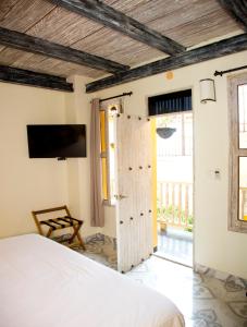 卡塔赫纳马洛卡精品酒店的一间卧室设有一张床和一个推拉门