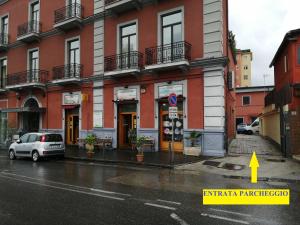 那不勒斯努沃酒店的街道上的建筑物,前面有停车位