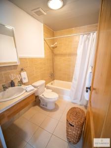 巴亚希贝Los Flamencos Aparthotel Beach Club的浴室配有卫生间、浴缸和水槽。