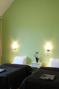 TorslandaHotel Torslanda的绿墙客房内的两张床