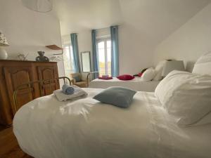 Les Chambres de LOUIS客房内的一张或多张床位