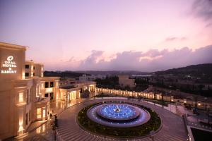 安曼Opal Hotel Amman的一座在庭院里灯火通明的大建筑