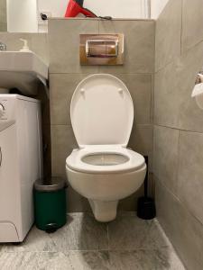 莫斯科Axel Apart Hotel Moscow的浴室配有白色卫生间和盥洗盆。