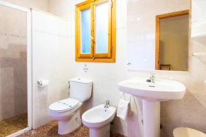 蓬塔格罗萨阿雷纳尔海滩公寓的白色的浴室设有卫生间和水槽。