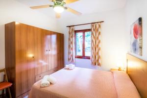 蓬塔格罗萨阿雷纳尔海滩公寓的一间卧室配有一张床,上面有两条毛巾