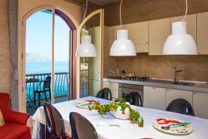 陶尔米纳Agatha House Taormina-with Private Beach的一个带桌子并享有海景的厨房