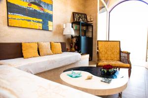 陶尔米纳Agatha House Taormina-with Private Beach的客厅配有沙发和桌子