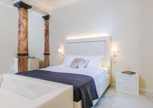 维罗纳Villa Natalia Luxury Rooms的卧室配有一张白色大床和两柱