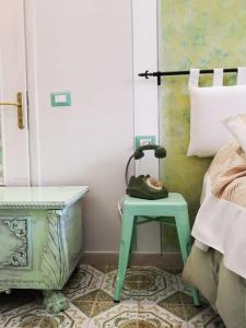 博尔塞纳B&B L ORTENSIA的卧室配有一张位于床边的绿桌