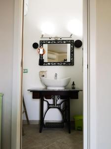 博尔塞纳B&B L ORTENSIA的一间带水槽和镜子的浴室