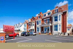 布莱克浦Burbage Holiday Lodge Apartment 3的停车场内有车辆的街道