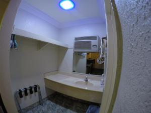 安纳海姆Calico Motel的一间带水槽和镜子的小浴室