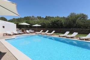 圣埃乌拉利亚Can Caseres的一个带躺椅的游泳池和一个游泳池