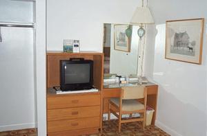 Johnstown约翰斯敦汽车旅馆的客房设有一张桌子、一台电视和一张桌子及椅子