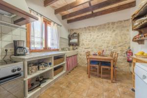 Sant JoanSa Caseta den Tronca的厨房配有桌子、炉灶和水槽。