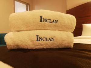 利马Hotel Inclan的床上的一大堆毛巾