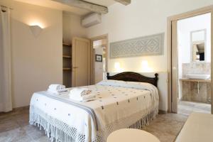 圣特雷莎加卢拉Villa I Graniti的一间卧室配有带毛巾的床